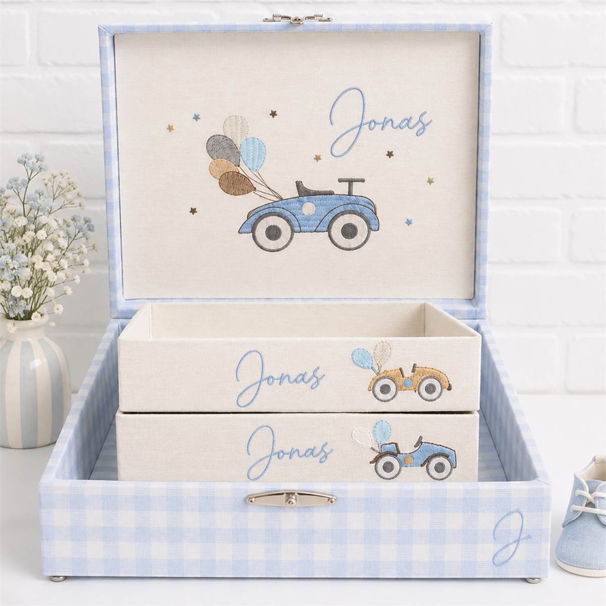 Kit Luxo - Caixa Maternidade + 2 Bandejas Personalizadas Carrinho Azul e Xadrez - Imagem 4