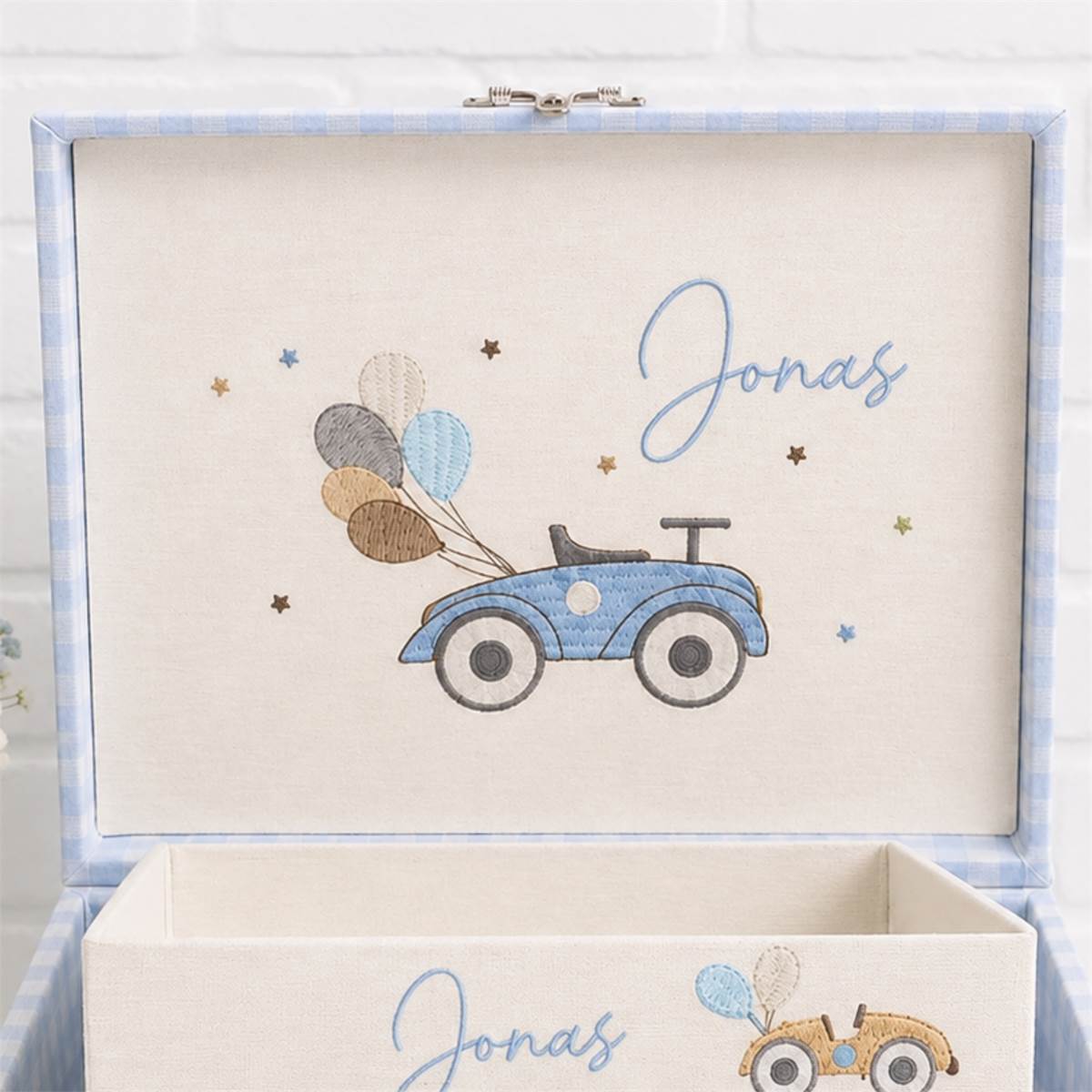 Kit Luxo - Caixa Maternidade + 2 Bandejas Personalizadas Carrinho Azul e Xadrez - Imagem 3